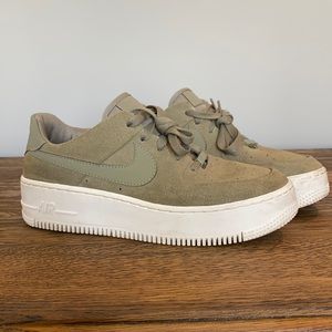 Nike Air Force 1 Sage Low in Green